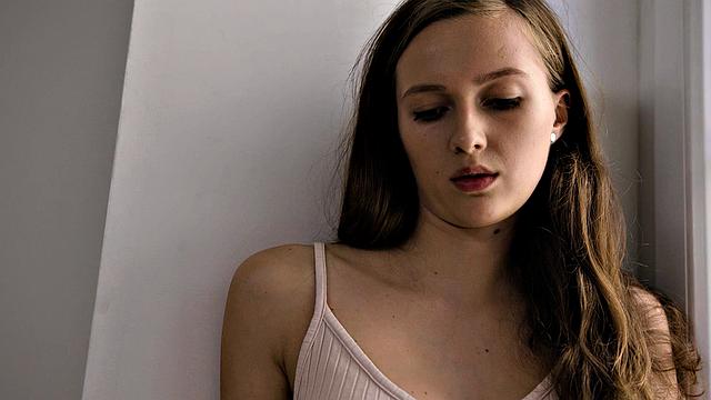 21 NATURALS - Petite Stacy Cruz Welcomes Her Man By Masturbating