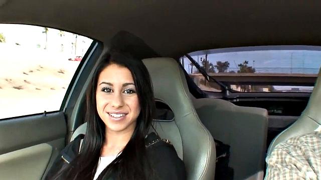 уитни стивенс сосёт и трахается на диване