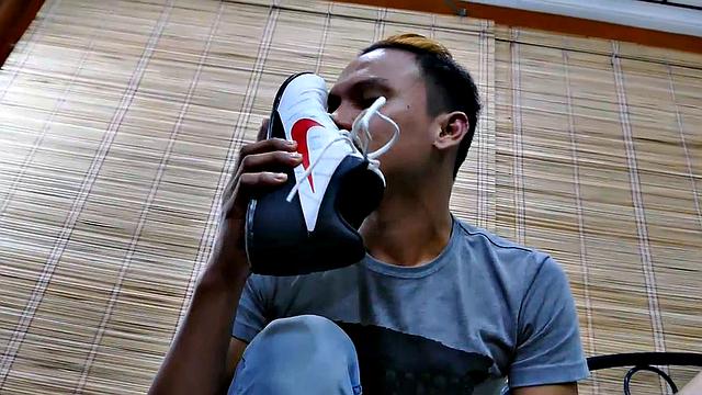 Mikal is very excited to finally meet up with Felix. Hot Asian stud Mikal is crazy for Felix's boy feet.