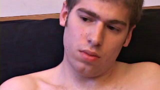 Адам Тёрнер дрочит под гей-порно и мощно кончает