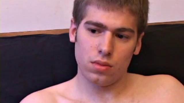 Адам Тёрнер дрочит под гей-порно и мощно кончает