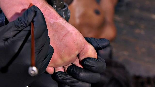 чёрная рабыня корчится от боли, когда хозяин бьёт по её ногам