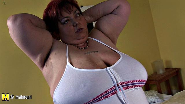 Дикая зрелая шлюха жадно сосёт и разносит постель