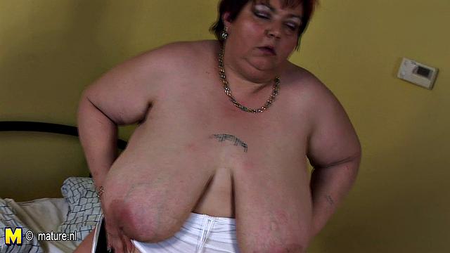 Дикая зрелая шлюха жадно сосёт и разносит постель