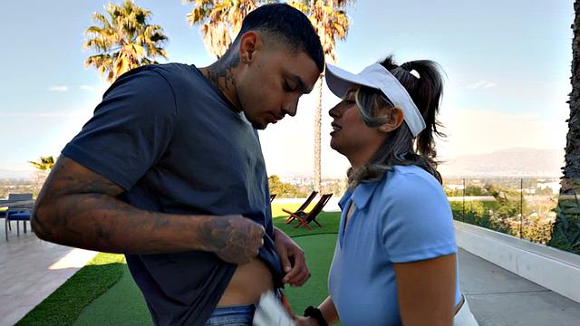 гольфистка отсасывает и получает в мохнатую киску на свежем воздухе