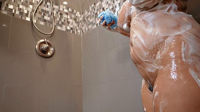 Bootylicious babe banged in doggystyle after shower