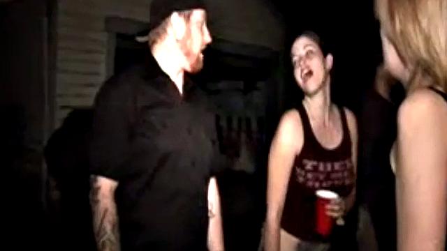 блондинка скачет на члене на диване, даже мебель не осталась равнодушной