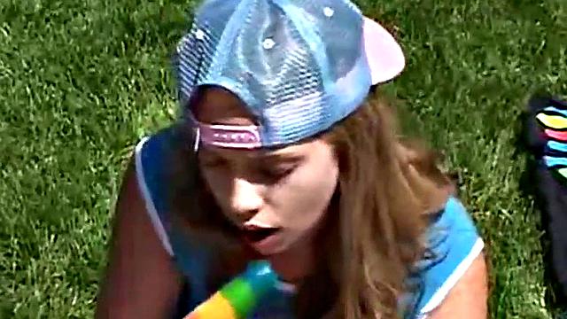 Литтл Эйприл ласкает свою киску на улице