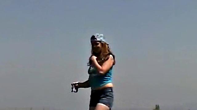 Литтл Эйприл ласкает свою киску на улице