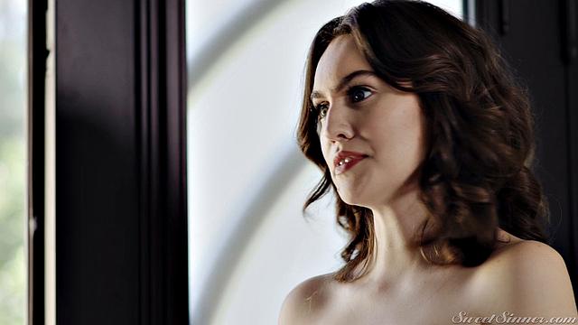 Фрея Паркер не дает Томи Пистолу устоять и берет его член себе в рот и киску, зрелая соблазнительница добивается своего в жестком сексе с минетом и глубоким проникновением.