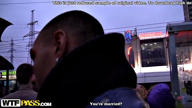 Брюнетка в кружевном белье устраивает жаркий групповух с двойным проникновением и кончей на лицо.