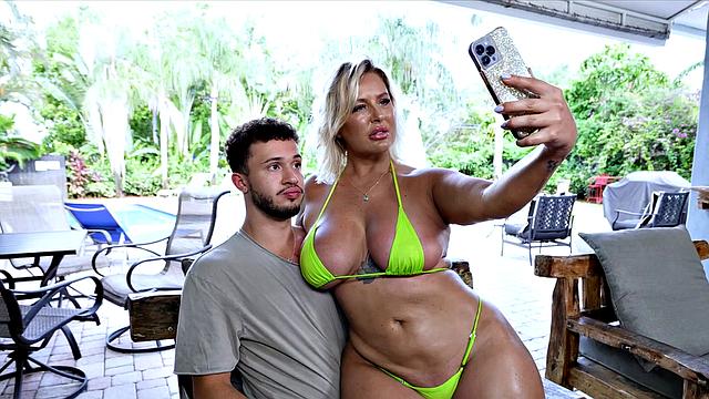 смотри, как отчим трахается с пышной мачехой