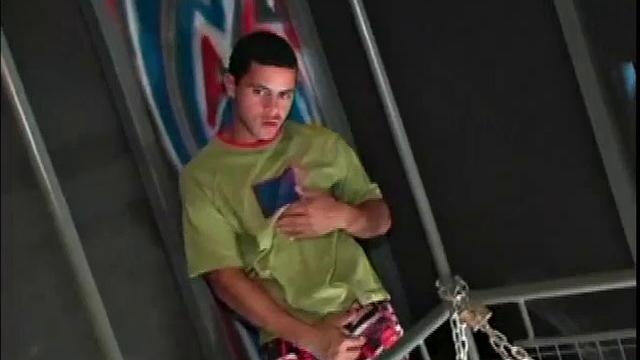 Латиносы в клетке: стриптиз, глубокий минет и жаркая тройка