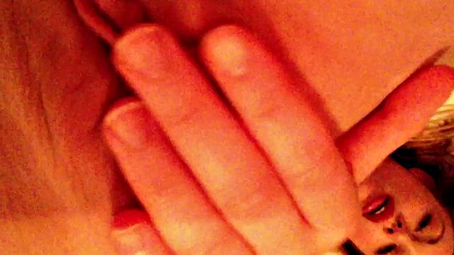 Молодая дрочит одна и снимает себя на телефон