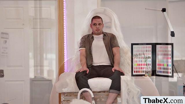 Постоянный клиент решил: педикюр - это слишком скучно для шалостей с транс-девушкой в салоне.