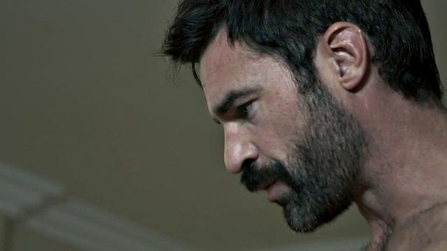 Блондинка на каблуках трахается на кухне