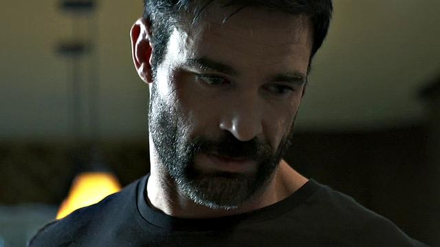 Блондинка на каблуках трахается на кухне