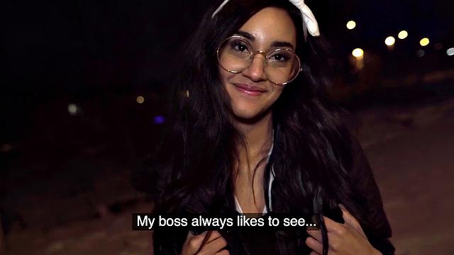 брюнетка в очках трахается на улице с белым парнем с большим членом