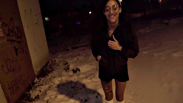 брюнетка в очках трахается на улице с белым парнем с большим членом