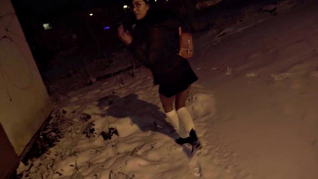 брюнетка в очках трахается на улице с белым парнем с большим членом