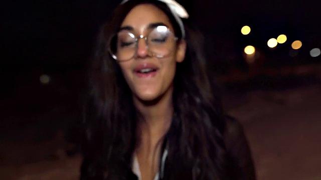 брюнетка в очках трахается на улице с белым парнем с большим членом