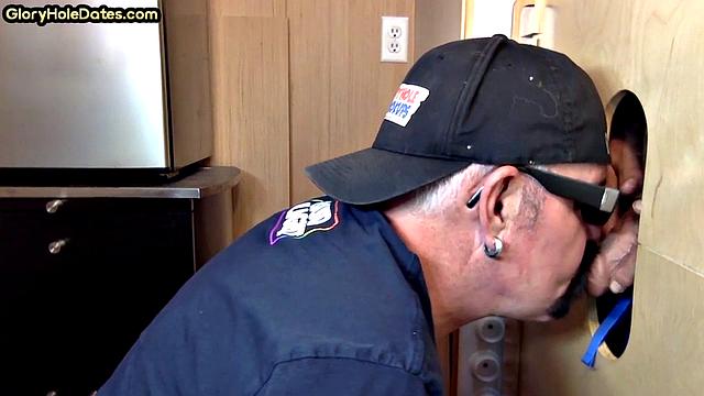 зрелый мужик с усами сосет член в глори холле