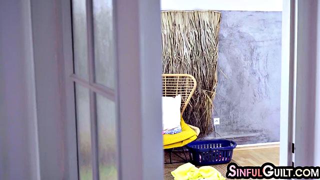 Эротичная домработница с жаждой члена отсасывает и получает по полной от белого парня.