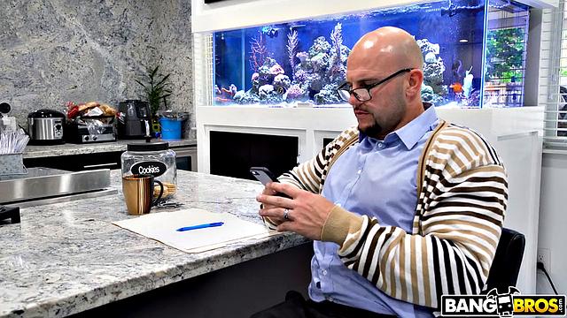 Алина Белл сводит с ума отчима откровенным нарядом и получает жесткий трах от JMac'a в гостиной.