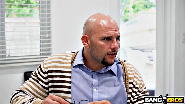 Алина Белл сводит с ума отчима откровенным нарядом и получает жесткий трах от JMac'a в гостиной.