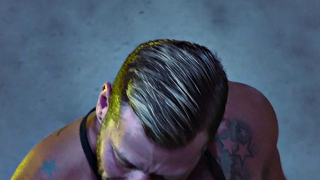 мощный боттом принимает пальцы и римминг перед безумным фистингом