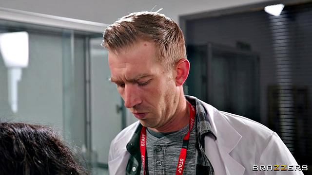 Смотри, как Кики Минаж получает анальный трах прямо в очереди аптеки от Дэнни D, пока все ждут фармацевта!