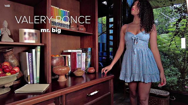 Валери Понс бодро справляется с огромным дилдо - синее платье только мешает