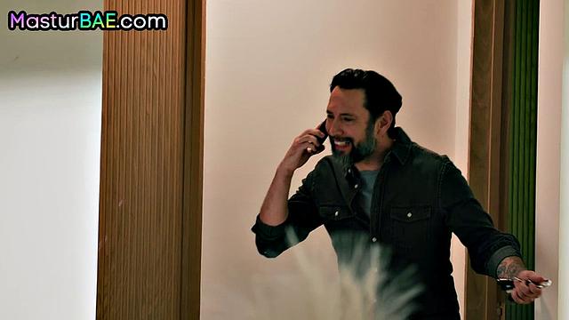 Грудастая соблазнительница насаживается на член и подкалывает любовника размером груди - а он старается, чтобы она не осталась равнодушной.