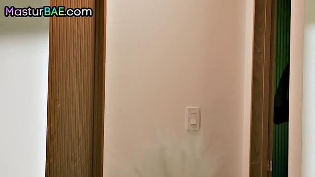 Грудастая соблазнительница насаживается на член и подкалывает любовника размером груди - а он старается, чтобы она не осталась равнодушной.