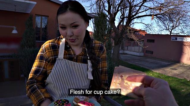 азиатка разбрызгивает соки на улице: толпа и хер позавидует