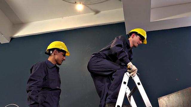 смуглый парень отдается коллеге в офисе без резинки