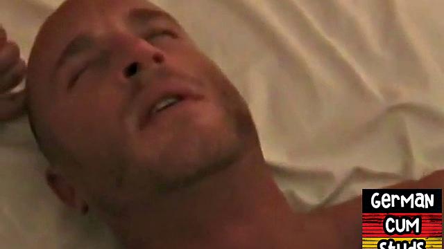 Немецкие парни устраивают горячий групповой движ и мощно кончают