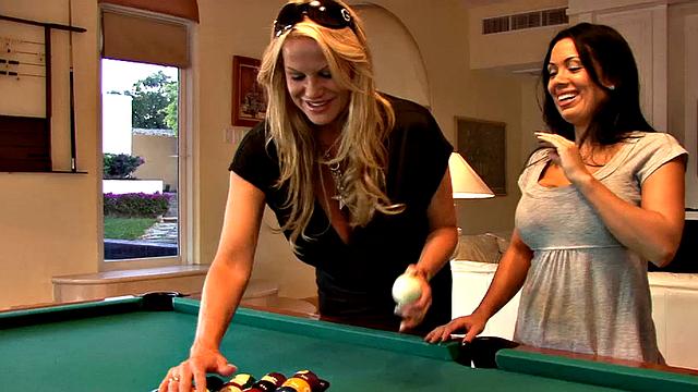 Kelly & Sienna in Mexico 1