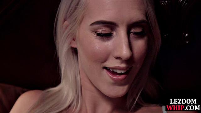 Смотри, как доминантные девушки жёстко трахают подчинённую пальцами в киску на привязи.