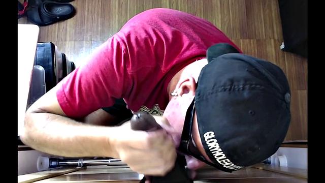 чёрный красавец жёстко трахается со мной в глори холле без резинки