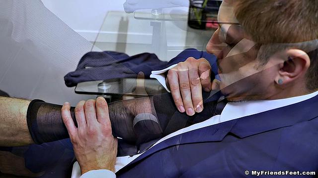 Поклонение ногам босса - Скай Нокс