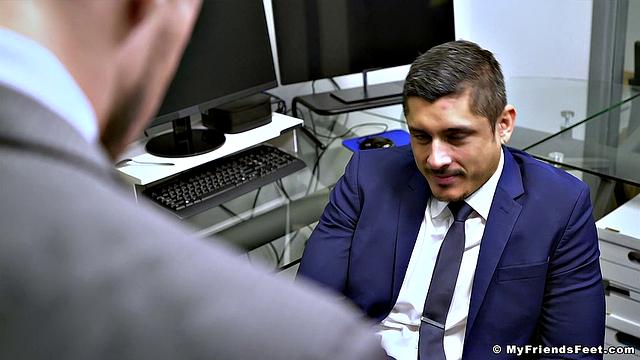 Поклонение ногам босса - Скай Нокс