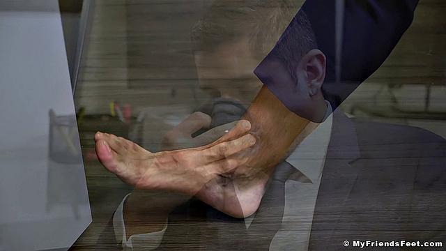 Поклонение ногам босса - Скай Нокс