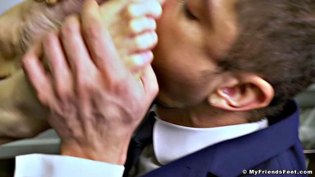 Поклонение ногам босса - Скай Нокс