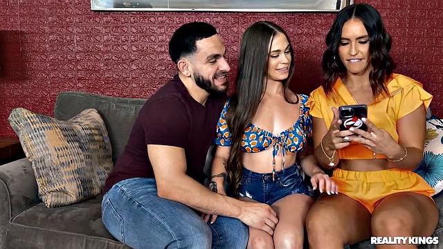 Питер Грин снимает разнос с Джози Такер и Келси Монро, а совет от Келси - добавить ещё одну дырку в кадре, чтобы было веселее.