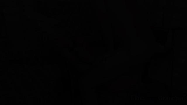 Зрелый мужчина ласкает упругую попку языком, потом жестко трахается в киску.