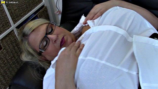 английская мамка стебёт свои буфера и не спешит заводиться