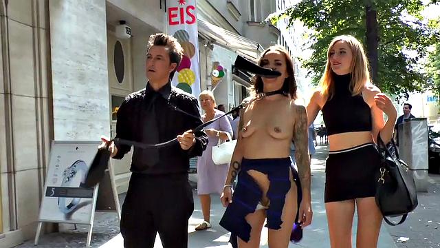 шлюха трахается на улице в анал и раком