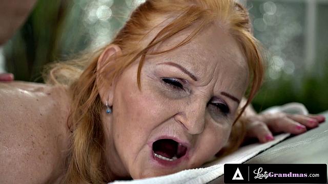 Зрелая Марианна получает массаж и глубокий минет с финишем в рот от молодого парня Robа.