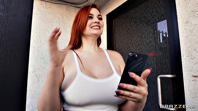 рыжая с аппетитной жопой меняет наряды и трахается на диване